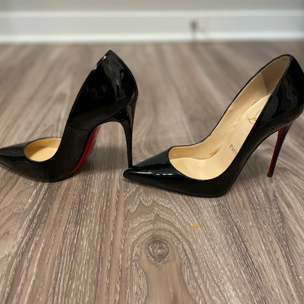 Christian Louboutin
Authentic- WORN
So Kate Patent
Black 
6.5